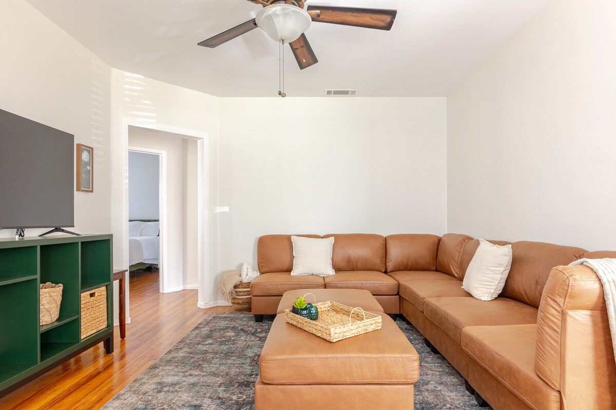 Successful Airbnb property: Charming and spacious home studio close in Burbank