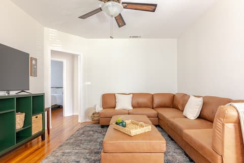 Successful Airbnb property: Charming and spacious home studio close in Burbank