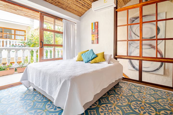Room AIRE, el número cuarto AHORA con aire acondicionado encerrado en una hermosa madera rústica llena de ventanas para la entrada de luz y por la noche con una deliciosa oscuridad