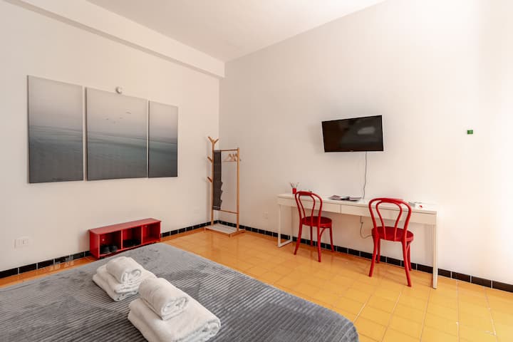 Dormitorio principal con TV.