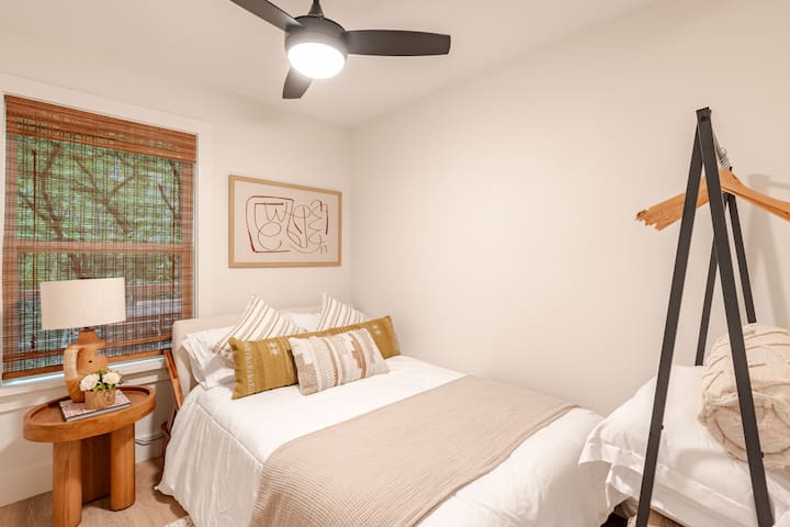 Stiluar me kujdes me pyje të ngrohta dhe neutrale të buta; të përsosura për netët çlodhëse dhe mëngjeset pyjore.