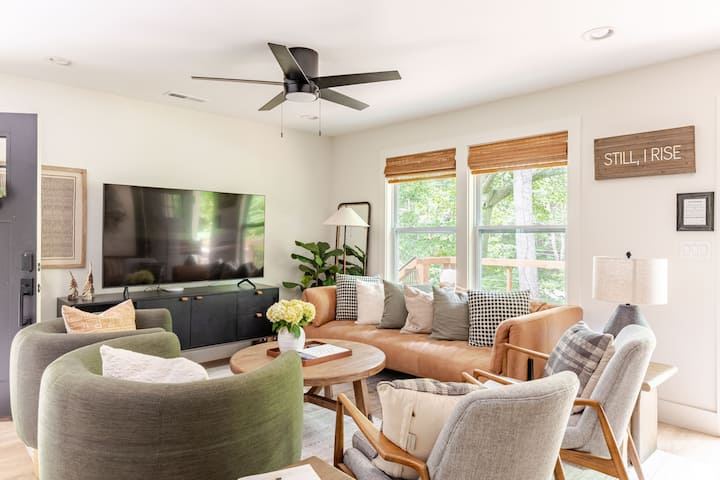 Shumë ndenjëse për ty dhe njerëzit e tu të preferuar në zonën e rehatshme të ndenjjes, të kompletuara me hedhje dhe jastëkë.