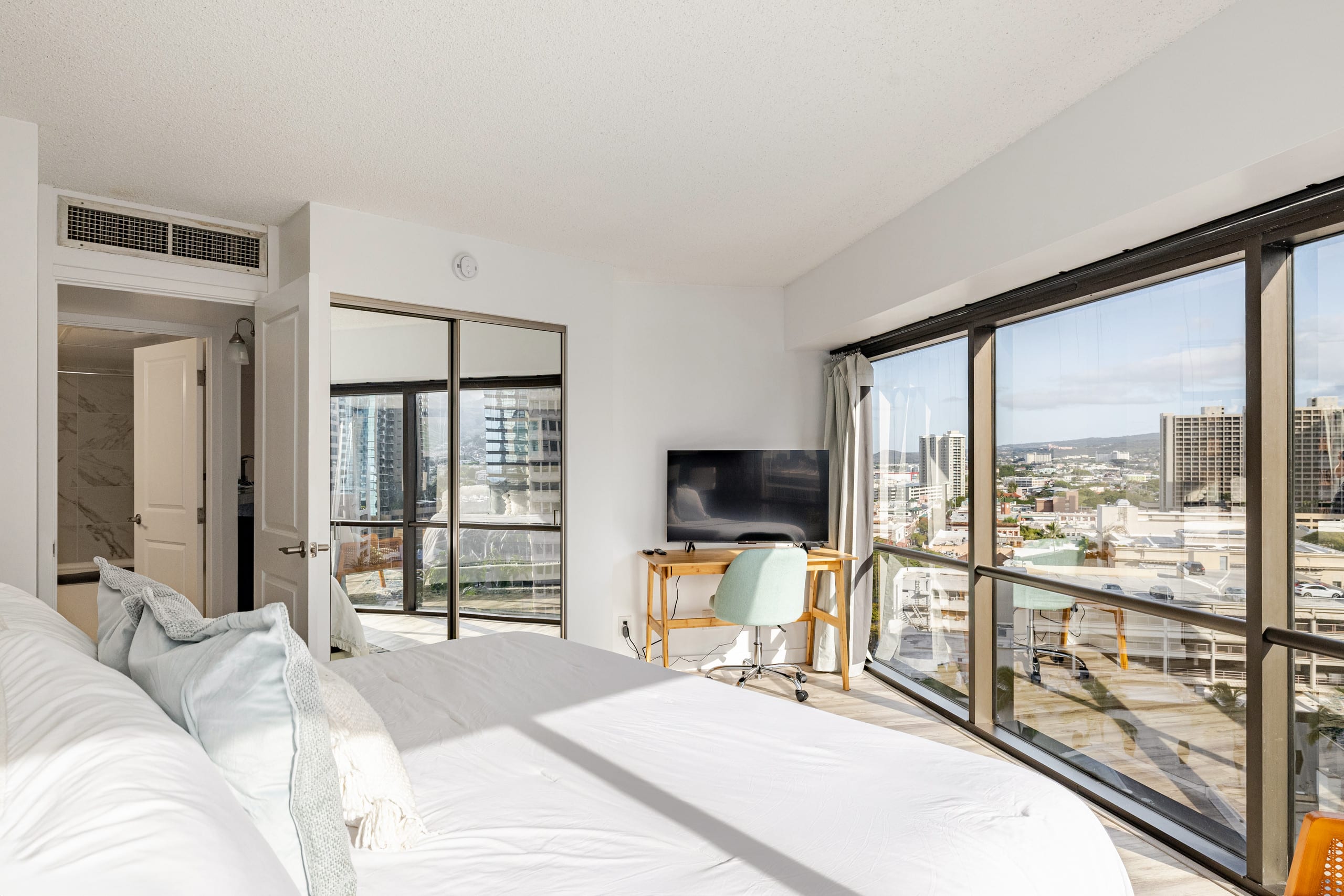 Honolulu Mountain View Condo w/ Free Parking - Image 27