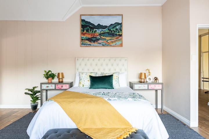 تحتوي غرفة النوم الفسيحة هذه على شرفة خاصة بها، وحمام مناسب مع حوض استحمام كبير وعميق، وخزانة ملابس. تقع غرفة النوم هذه في البيت الرئيسي في الطابق العلوي. 
