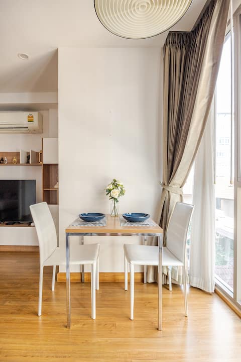 The Nimmana Condo - Super Deluxe 1 Bedroom, Extended Living Room, Tranquility in the City