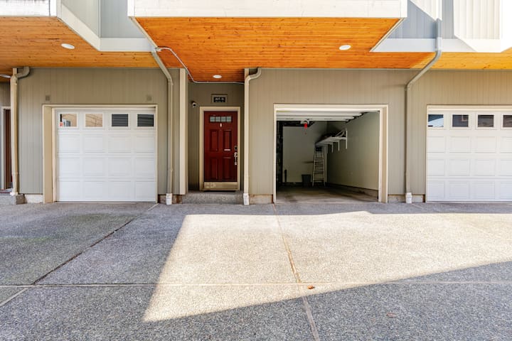 Premier Space Needle View | Walk score 95 gallery image 4