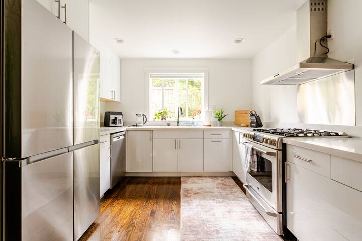 Premier Space Needle View | Walk score 95 gallery image 5