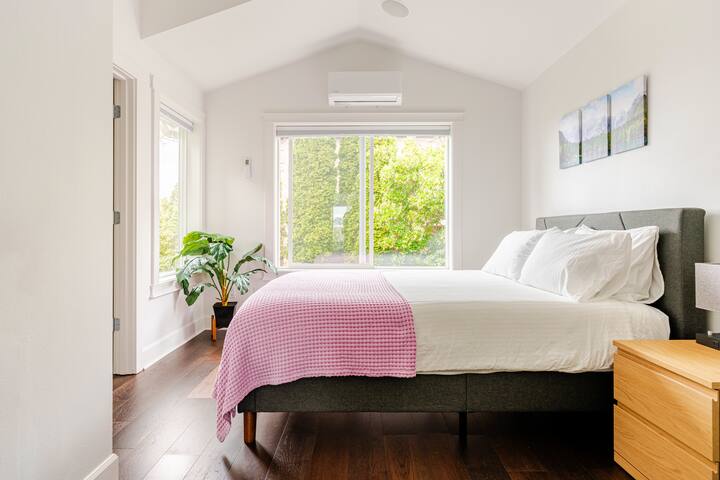 Premier Space Needle View | Walk score 95 gallery image 3