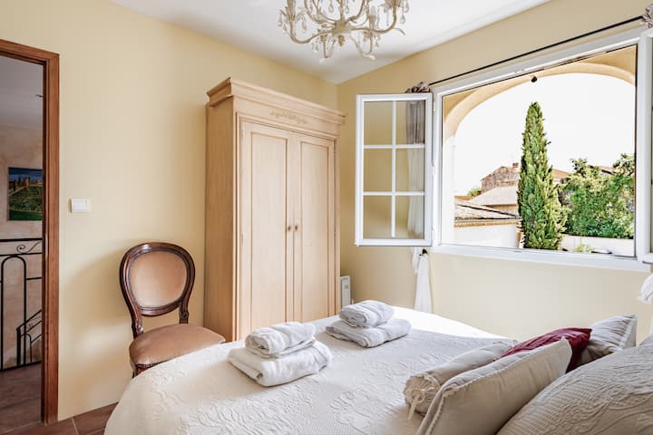 El segundo dormitorio da al patio delantero y recibe el sol de la mañana.