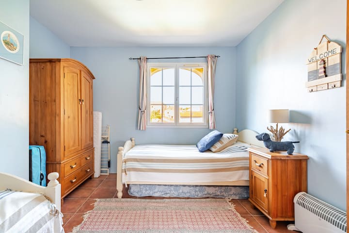 El tercer dormitorio tiene dos camas individuales y vistas al jardín trasero y al centro del pueblo antiguo.