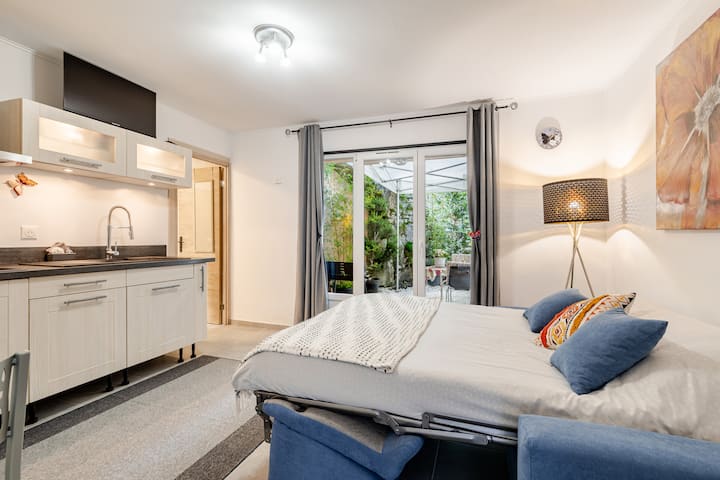 Ett trevligt boende att njuta av som "hemma".
Inget att planera!!! Allt finns: rena lakan, extra filtar, handdukar. Allt desinficeras och stryks efter varje vistelse! 