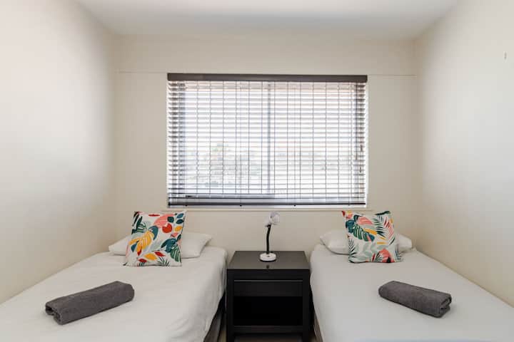 Pumzika katika chumba hiki pacha cha kulala kilichojaa mwanga, kinachofaa kwa marafiki au familia, pamoja na vituko mahiri vya kitropiki na mashuka laini kwa ajili ya ukaaji wa kupumzika. ️