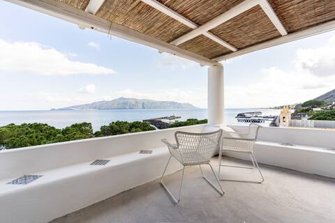 Charming in the center facing the sea