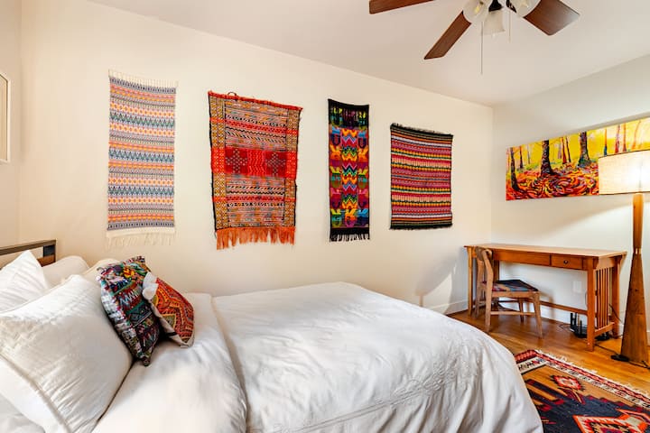 Cette 3e chambre dispose d'un lit de taille normale orné de coussins et de plaids tissés à la main. Une rangée de textiles guatémaltèques colorés est suspendue au-dessus du lit, ajoutant de la chaleur et de la culture à l'espace. Comprend un bureau de travail.