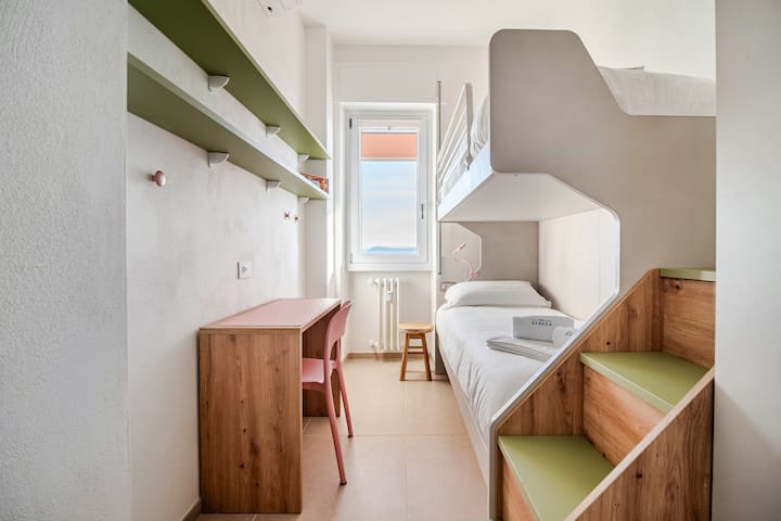 Dormitorio con litera y vista al lago.
Se puede acceder al cantero elevado a través de una cómoda escalera.
Ventanas de doble acristalamiento y cajas con aislamiento acústico.
estación de trabajo y aire acondicionado.