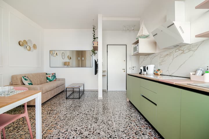 Entrada con cocina y sala de estar.