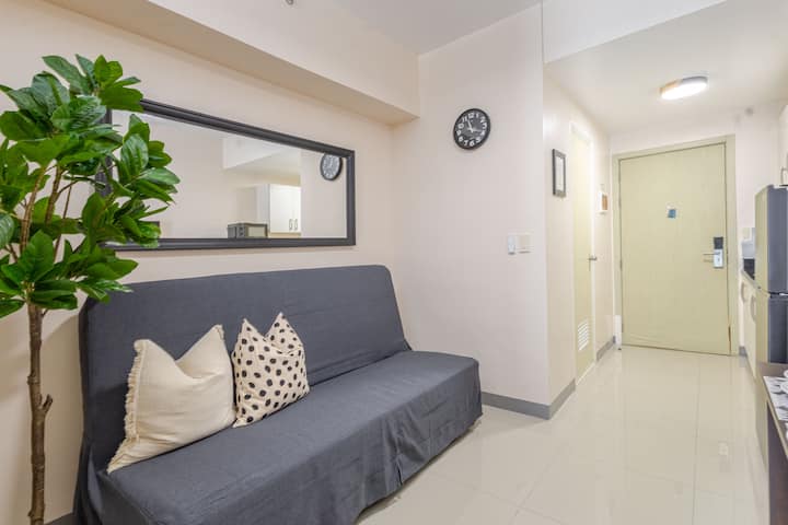 Cozy & Central 1 Br Condo Tower B Jazz Residences - Makati