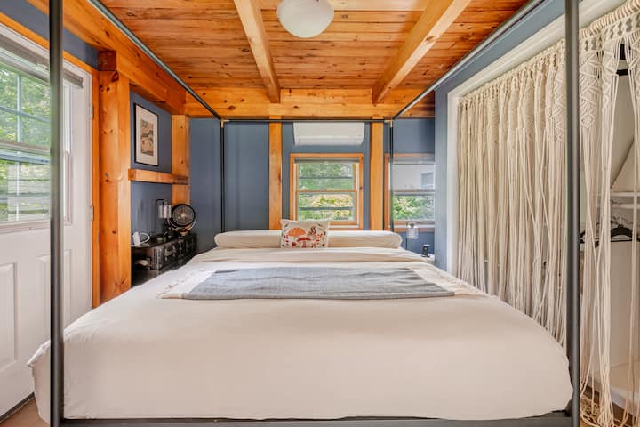 Kitanda cha dari cha ukubwa wa kifalme, joto/baridi ya duct iliyogawanyika, kabati na sehemu ya kifua