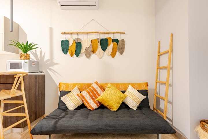 Kitanda chako cha sofa maradufu chenye Wi-Fi, Kiyoyozi, Runinga na feni, kinafaa kwa ajili ya kupumzika baada ya siku nzima huko Tulum.

Sofá cama de 2 plazas para invitar a marafiki y familia. Runinga, WI-FI na feni, kila kitu cha kukufanya upumzike.