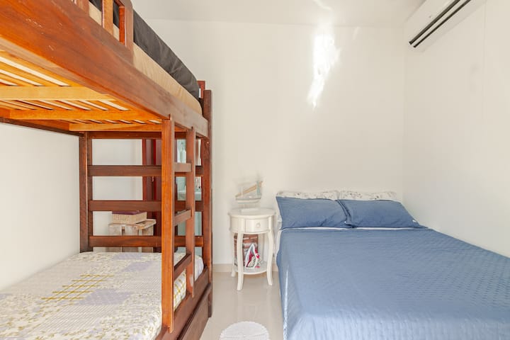 Suite para 4 personas con balcón y aire acondicionado: cama doble + litera
Ropa de cama, toallas y almohadas disponibles
(para reservaciones de 3 a 4 personas, solo abrimos esta habitación, consulta las condiciones de flexibilidad)