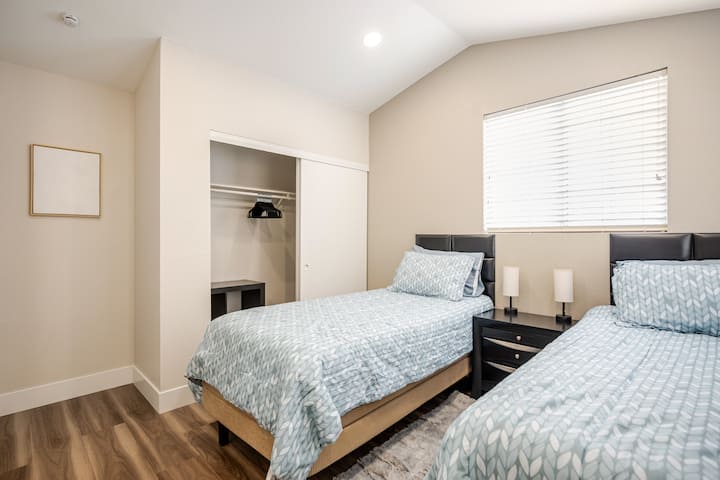 Tretia spálňa na druhom poschodí. Toto sú 2 samostatné xl postele. Skvelé pre mladšie deti. Prípadne ich môžete spojiť, aby vytvorili rozdeleného kráľa, ako to často robia výletné lode pre dospelých. 