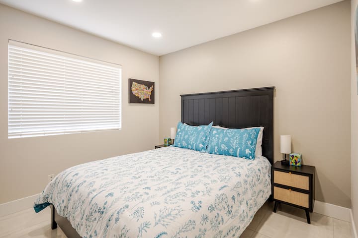 Apartmán na prízemí. Nachádza sa vedľa kúpeľne a obývacej izby. Veľmi vhodné pre každého, kto sa chce vyhnúť schodom na druhé poschodie. 