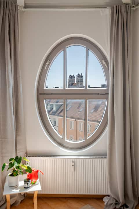 Popular Airbnb listing: Gärtnerplatz Deluxe View Studio in Glockenbach