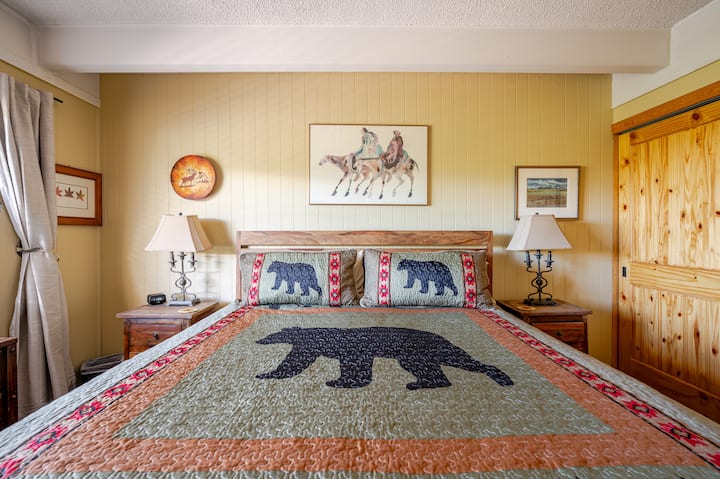 ಆರಾಮದಾಯಕ ಕಿಂಗ್ ಬೆಡ್ ಹೊಂದಿರುವ ಪ್ರಾಥಮಿಕ ಮಲಗುವ ಕೋಣೆ.