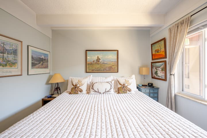 ಗೆಸ್ಟ್ ಬೆಡ್‌ರೂಮ್ w/ ಕಿಂಗ್ ಬೆಡ್