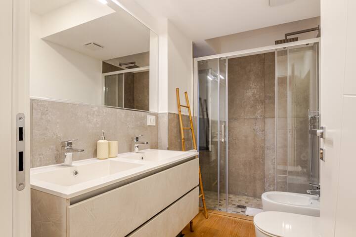 CityLife Suite – Modern, Spacious Living & 2 Baths gallery image 5