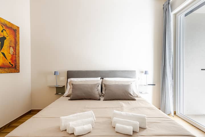 ห้องนอนคู่ที่อบอุ่นมีประตูหน้าต่างมองเห็นลานบ้าน  ที่พักที่เหมาะสำหรับการพักผ่อนมีตู้เสื้อผ้าหัวมุมสำหรับการจัดระเบียบที่ยอดเยี่ยมและแสงที่หรี่แสงได้เพื่อสร้างบรรยากาศที่สมบูรณ์แบบ