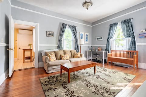 Victorian Arlington Apt. Near Cambridge & Transit