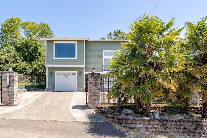 Spacious Seattle Duplex Home For Families And Pets! - Seattle, WA