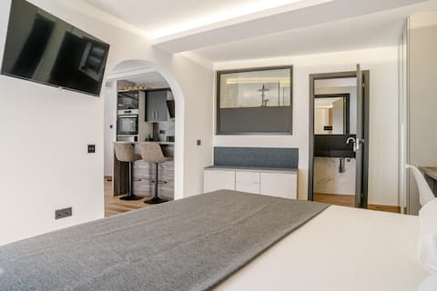 Modern Renovated Loft Next to the Metro