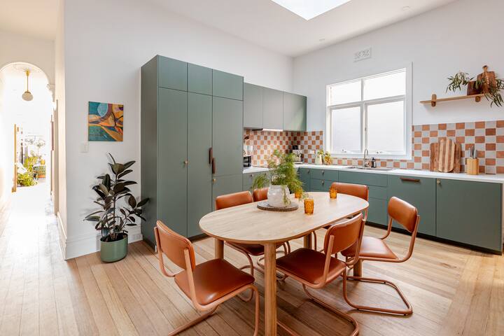 Luxe designer 4 bdrm pad in the buzz gallery image 2