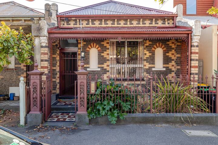 Luxe designer 4 bdrm pad in the buzz gallery image 4