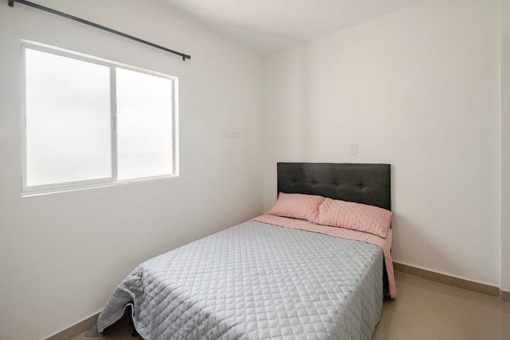 تحتوي هذه الغرفة على سرير مزدوج مريح، ومجموعة من الملاءات واللحاف، وحمام داخلي، ومكيف هواء، وخزانة واسعة، ومجفف شعر، ومكواة ملابس.