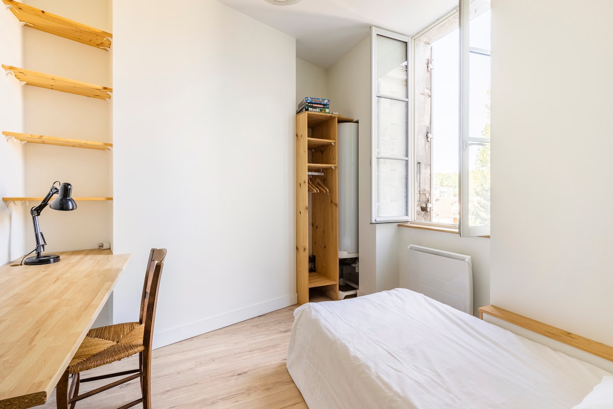 Eenpersoonskamer met bureau en kledingkast 