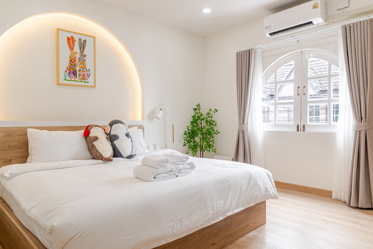 Un colchón de espuma viscoelástica de alta calidad que ofrece una comodidad y un apoyo excepcionales para una experiencia de sueño relajante y rejuvenecedora.
