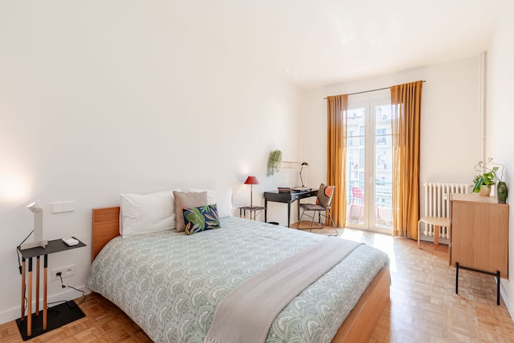 La puerta del patio se abre a la terraza de exposición al suroeste