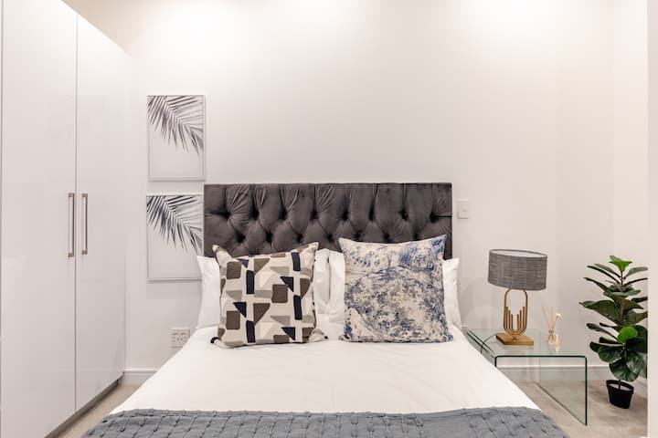 The guest room features a comfy Queen bed with soft bedding for a restful stay. 
In the cupboard, you'll find extra towels, bedding, an iron, ironing board, and a hairdryer for your convenience. 
A cozy and relaxing space to feel at home!