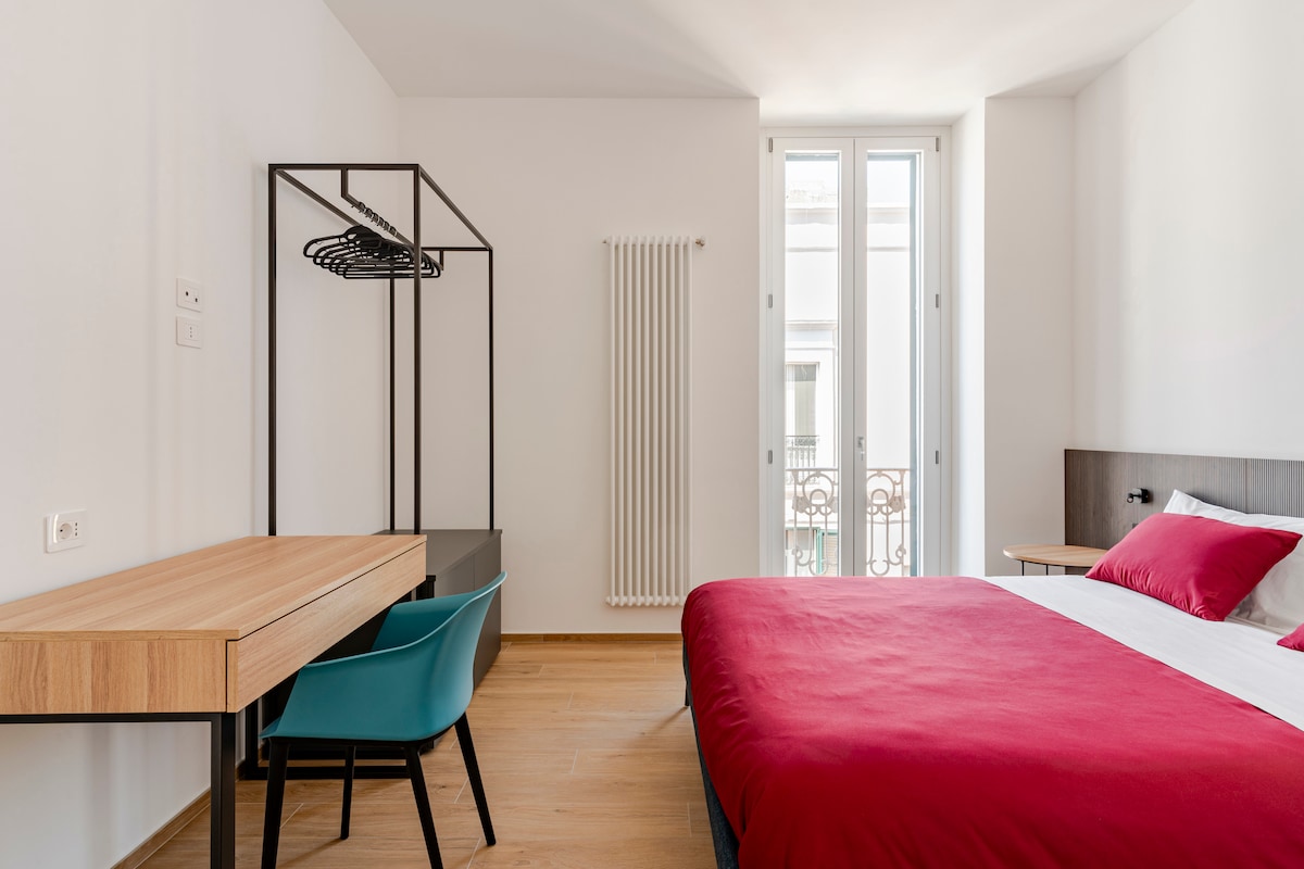 Tweepersoonskamer met airconditioning, uitgerust met een kingsize bed, comfortabele hangende kleding en een comfortabel bureau als werkruimte.