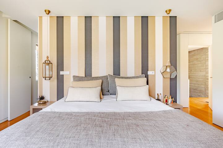 Riverfront Douro Villa With Pool in Wine Region