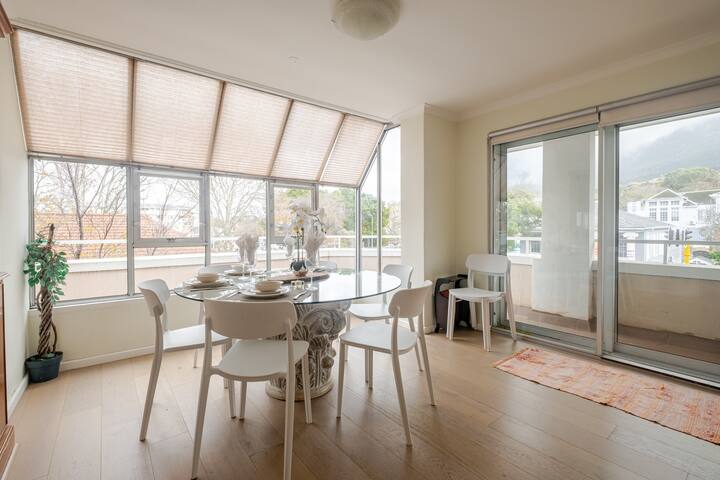 Luxury apartment with Mountain View gallery image 3