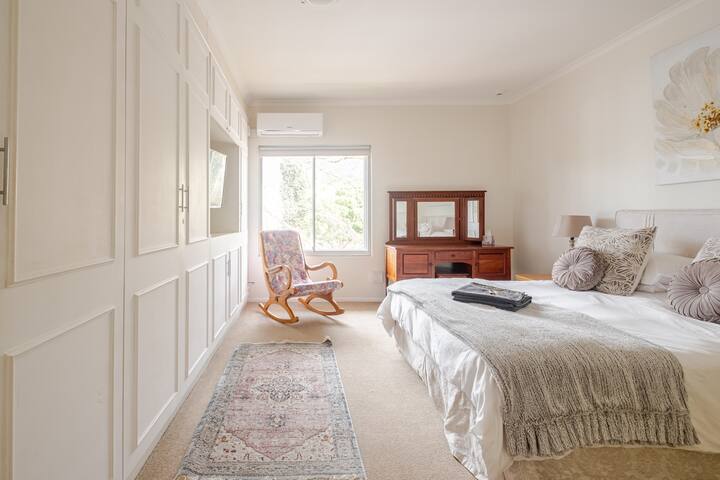 Luxury apartment with Mountain View gallery image 2