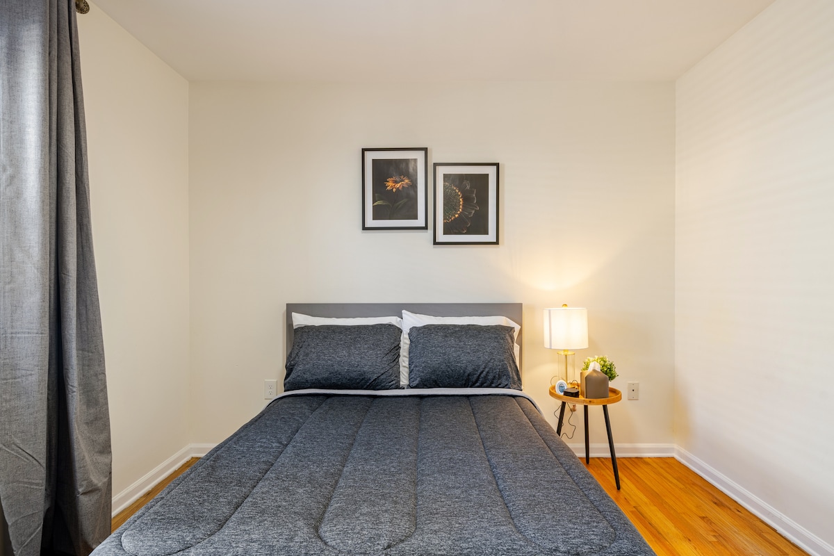 Тази уютна стая предлага затъмняващи завеси за почивка и машина за бял шум за комфорт. Поставката за багаж поддържа вещите си подредени, което я прави функционално, релаксиращо място за гостите.