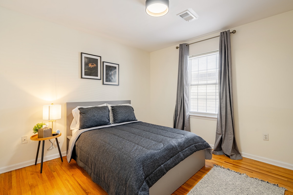 Тази уютна стая предлага затъмняващи завеси за почивка и машина за бял шум за комфорт. Поставката за багаж поддържа вещите подредени, което я прави функционално, релаксиращо място за гостите