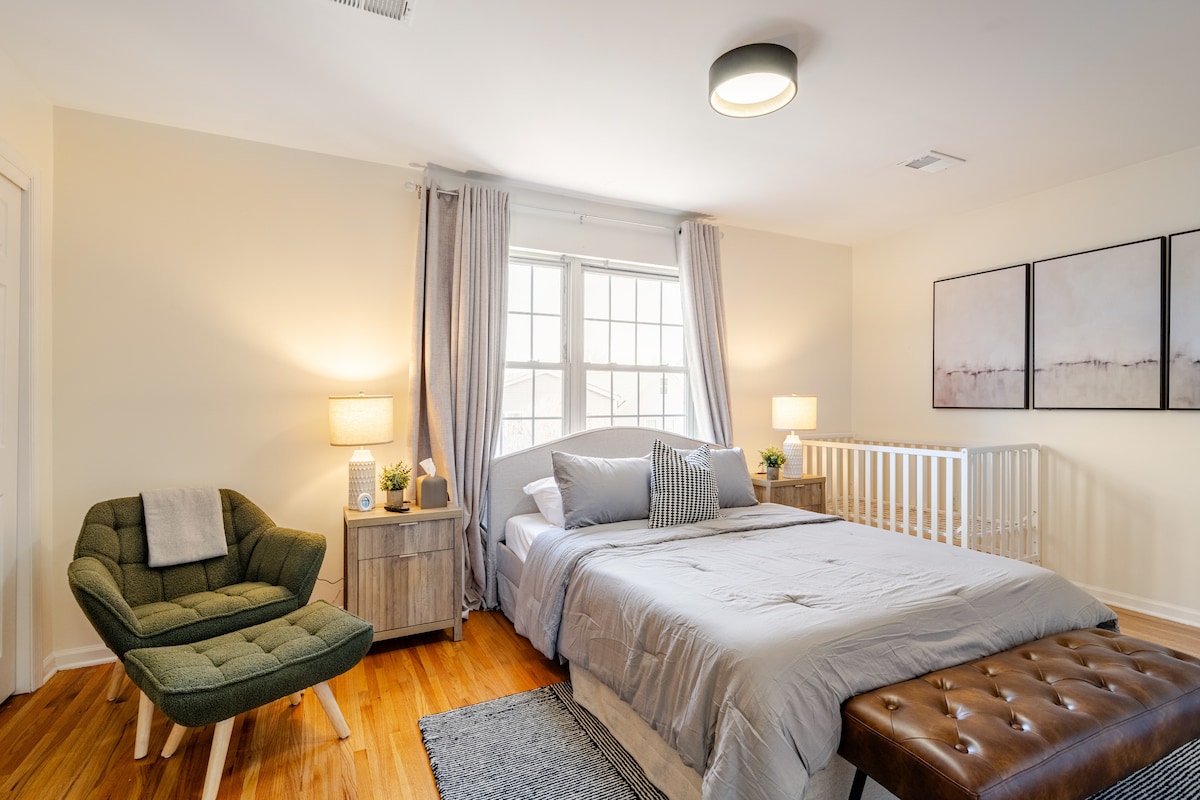 Тази уютна стая разполага с работно място, смарт телевизор, детско креватче/детско легло и поставка за багаж. Завесите за намаляване на шума и машина за бял шум осигуряват спокоен сън. Оборудван с аларма за дим и въглероден оксид за безопасност