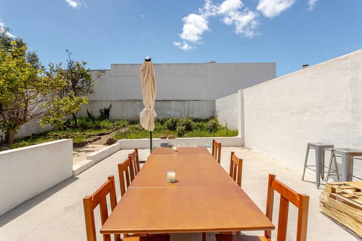 Spacious & bright 5-bedroom beach house Carcavelos gallery image 5