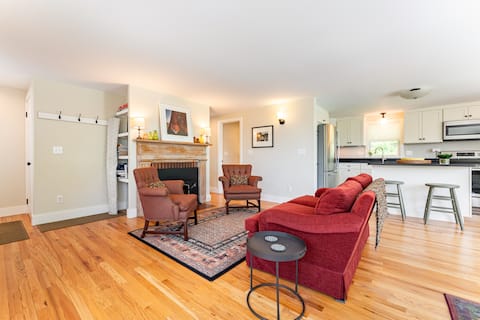 Mystic Cottage Retreat,  near downtown